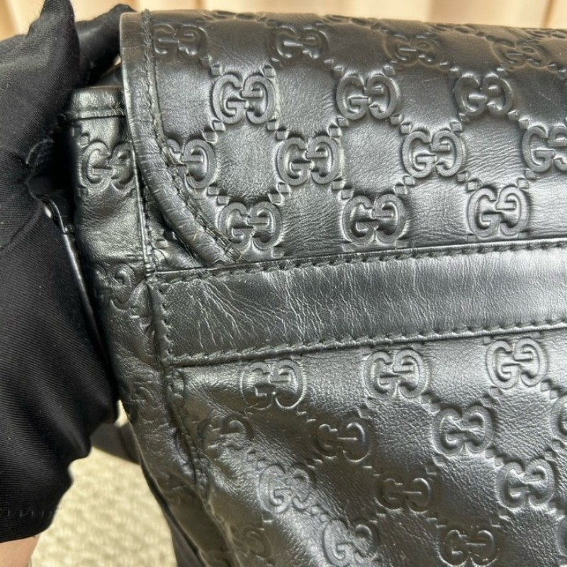 Gucci古馳黑色全皮壓花郵差包 容量大 能裝電腦 日常通勤、出門都能用 肩帶可調節 金屬扣設計 可單肩可斜挎 商務休閒都合適-13