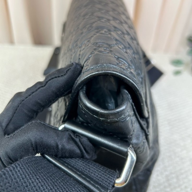 Gucci古馳黑色全皮壓花郵差包 容量大 能裝電腦 日常通勤、出門都能用 肩帶可調節 金屬扣設計 可單肩可斜挎 商務休閒都合適-14