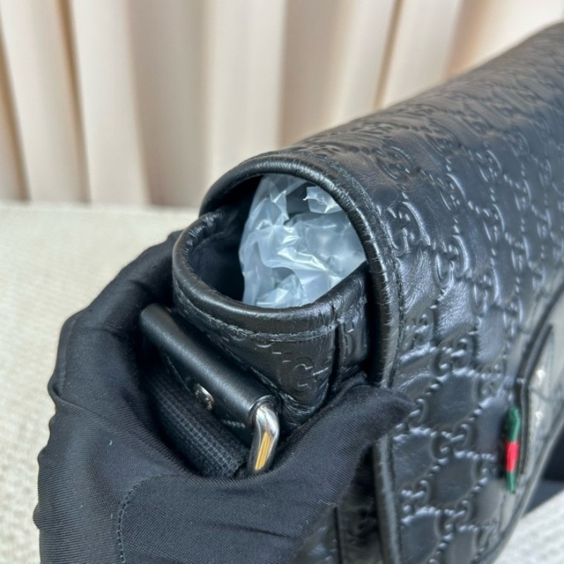 Gucci古馳黑色全皮壓花郵差包 容量大 能裝電腦 日常通勤、出門都能用 肩帶可調節 金屬扣設計 可單肩可斜挎 商務休閒都合適-15