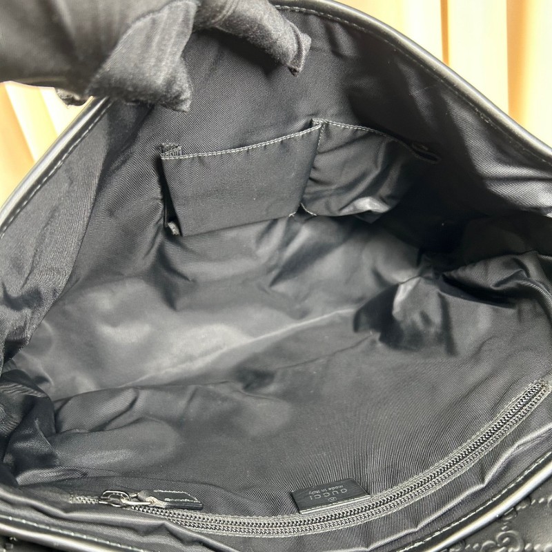 Gucci古馳黑色全皮壓花郵差包 容量大 能裝電腦 日常通勤、出門都能用 肩帶可調節 金屬扣設計 可單肩可斜挎 商務休閒都合適-16