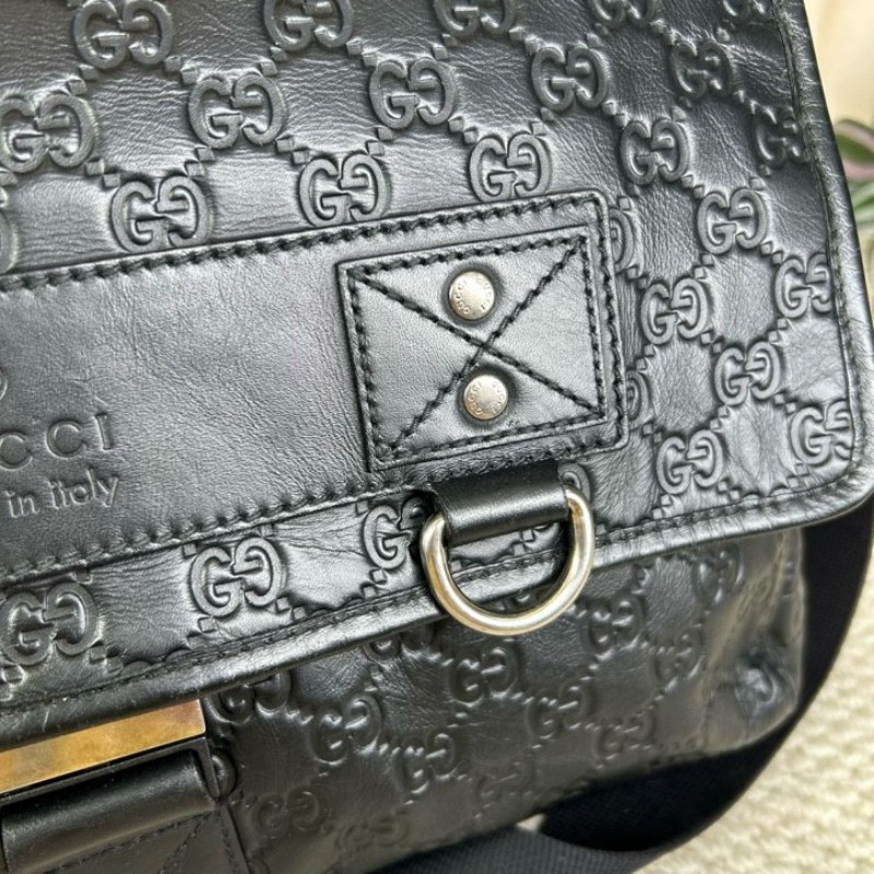 Gucci古馳黑色全皮壓花郵差包 容量大 能裝電腦 日常通勤、出門都能用 肩帶可調節 金屬扣設計 可單肩可斜挎 商務休閒都合適-17