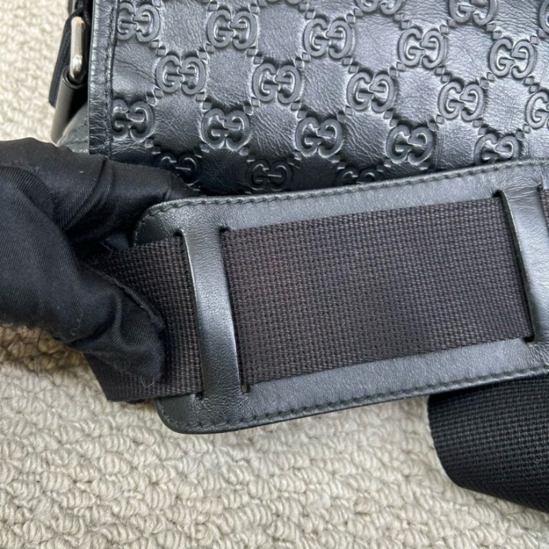 Gucci古馳黑色全皮壓花郵差包 容量大 能裝電腦 日常通勤、出門都能用 肩帶可調節 金屬扣設計 可單肩可斜挎 商務休閒都合適-22