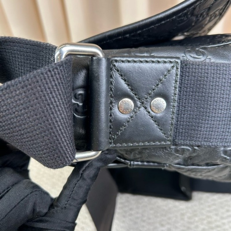 Gucci古馳黑色全皮壓花郵差包 容量大 能裝電腦 日常通勤、出門都能用 肩帶可調節 金屬扣設計 可單肩可斜挎 商務休閒都合適-24