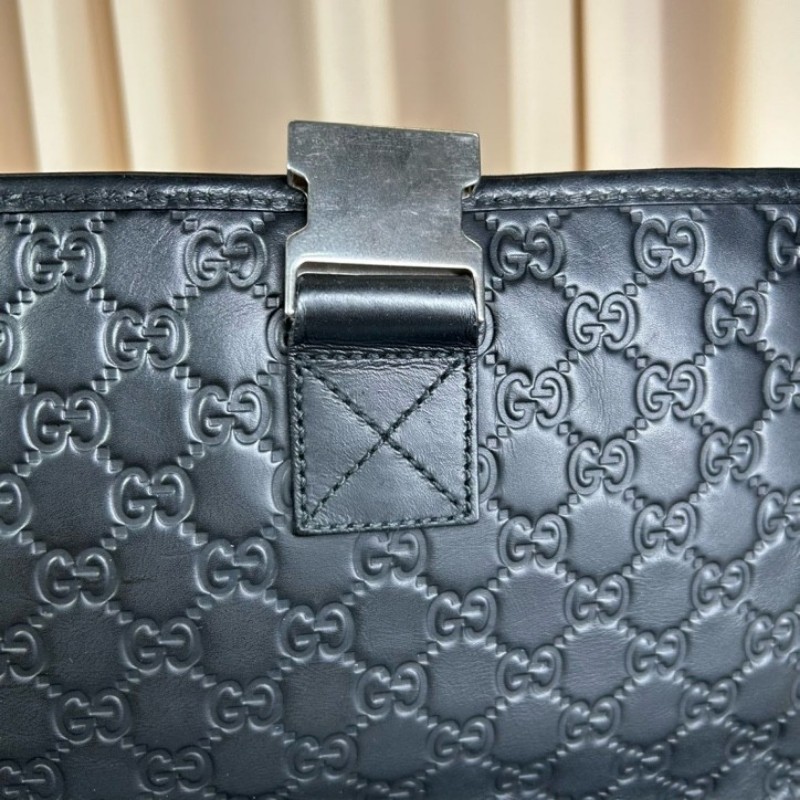 Gucci古馳黑色全皮壓花郵差包 容量大 能裝電腦 日常通勤、出門都能用 肩帶可調節 金屬扣設計 可單肩可斜挎 商務休閒都合適-25