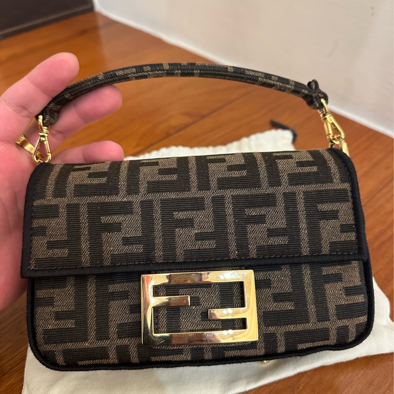 FENDI 經典花紋MINI法棍斜背包 超美💕-1