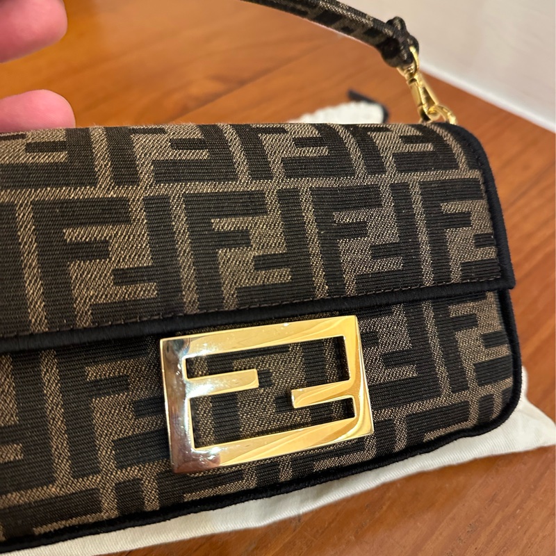 FENDI 經典花紋MINI法棍斜背包 超美💕-2