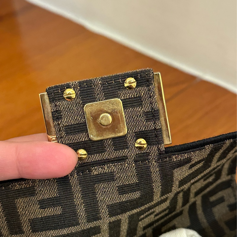 FENDI 經典花紋MINI法棍斜背包 超美💕-11