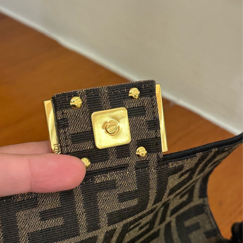 FENDI 經典花紋MINI法棍斜背包 超美💕-12