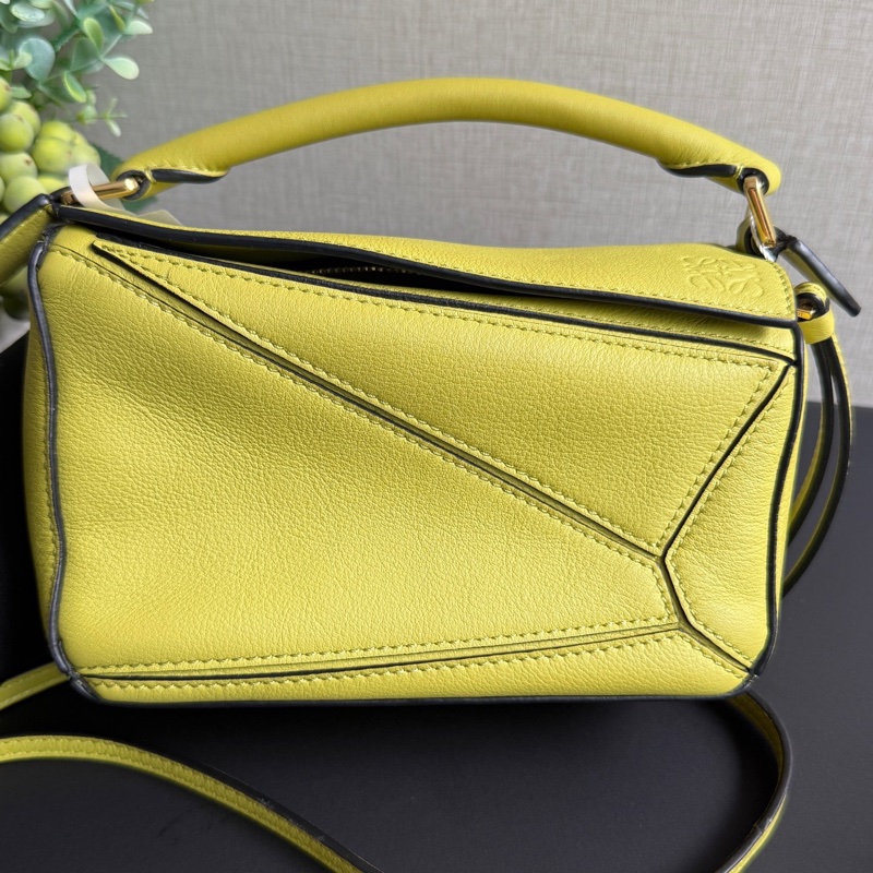 99新 羅意威/Loewe  mini puzzle 螢光綠手提斜挎包-1