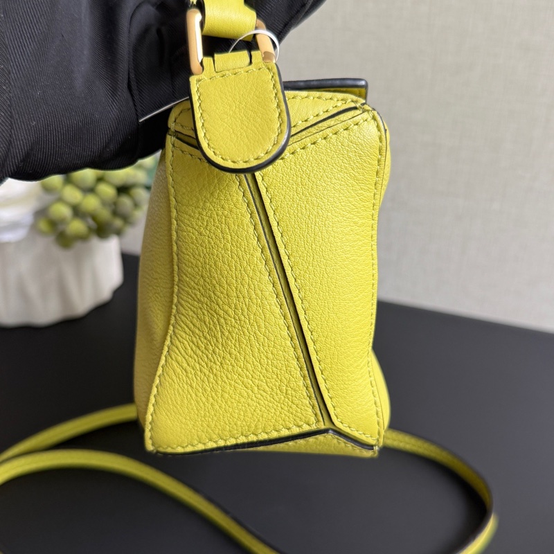 99新 羅意威/Loewe  mini puzzle 螢光綠手提斜挎包-3