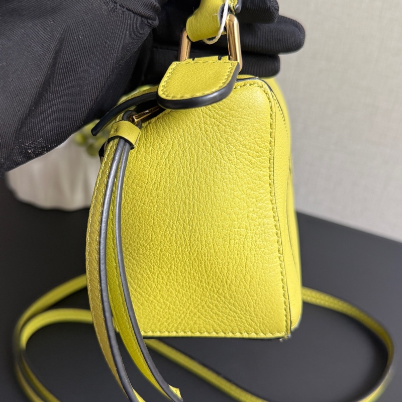 99新 羅意威/Loewe  mini puzzle 螢光綠手提斜挎包-4