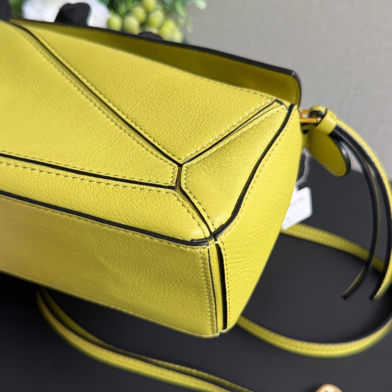 99新 羅意威/Loewe  mini puzzle 螢光綠手提斜挎包-5