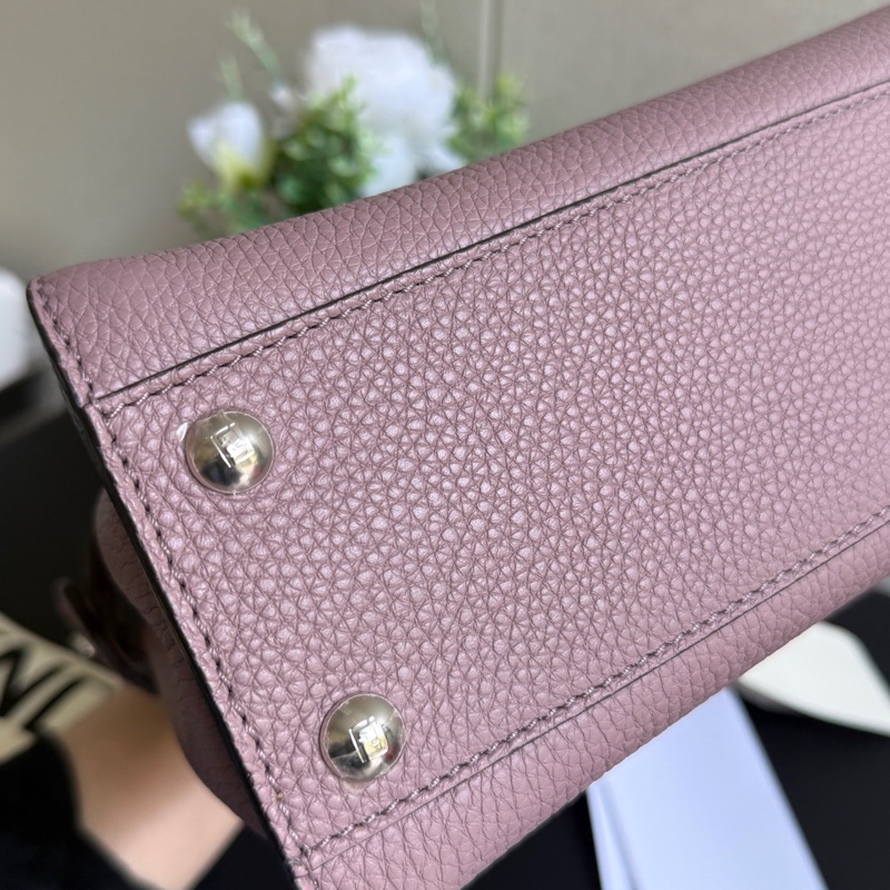 99新 FENDI 芬迪 Peekaboo迷你荔枝皮粉色 尺寸23x18x11-4