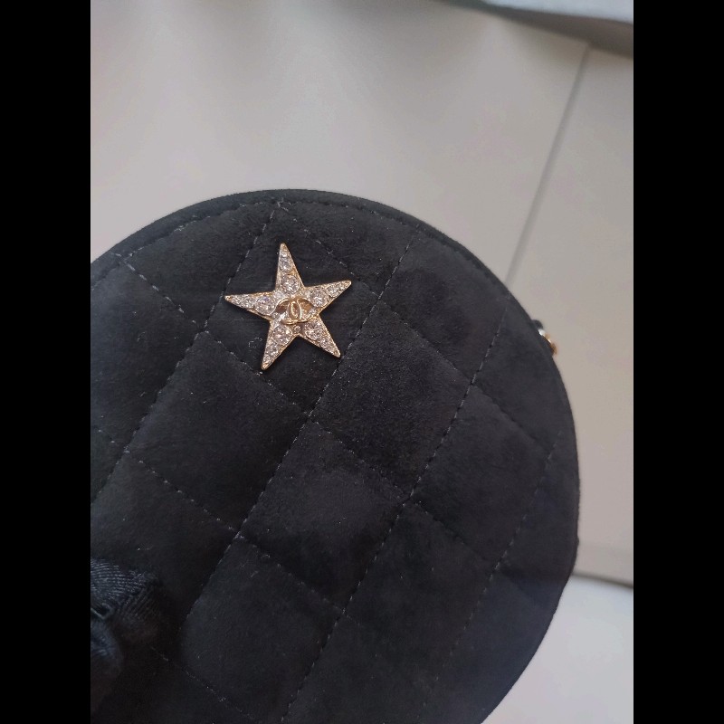 Chanel 銀鍊水鑽星星字母黑色麂皮小圓餅斜背包-1