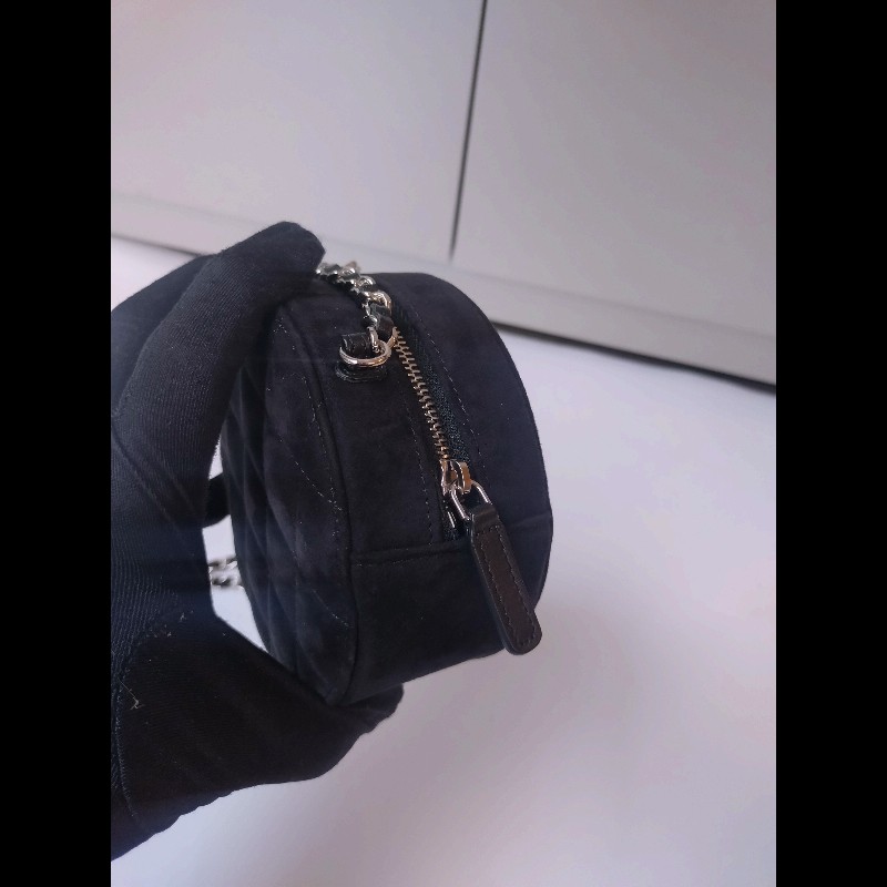Chanel 銀鍊水鑽星星字母黑色麂皮小圓餅斜背包-6