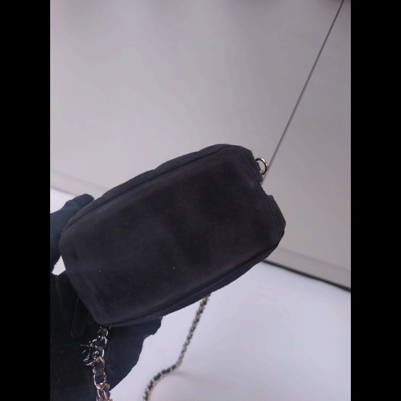 Chanel 銀鍊水鑽星星字母黑色麂皮小圓餅斜背包-11