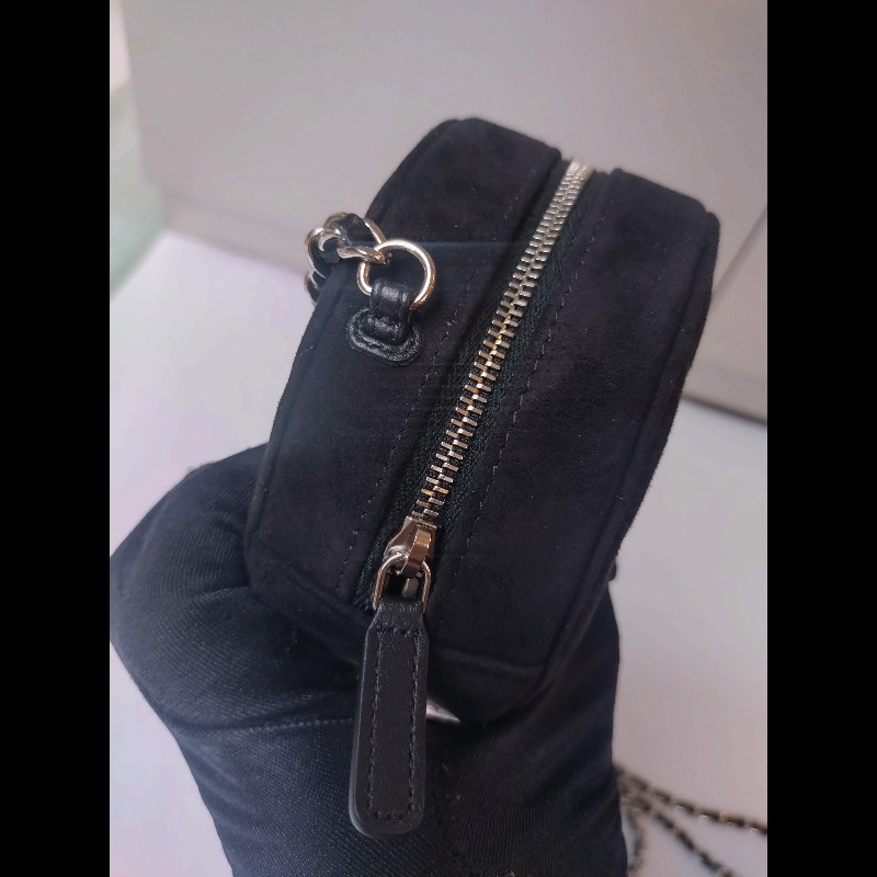 Chanel 銀鍊水鑽星星字母黑色麂皮小圓餅斜背包-12