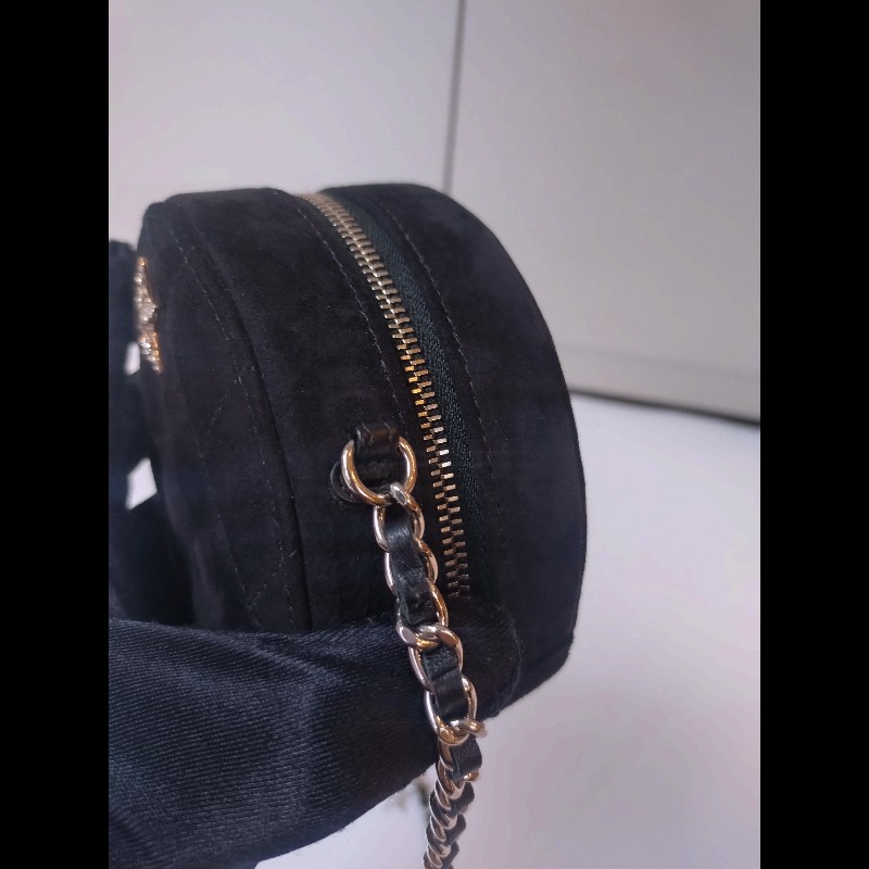 Chanel 銀鍊水鑽星星字母黑色麂皮小圓餅斜背包-13