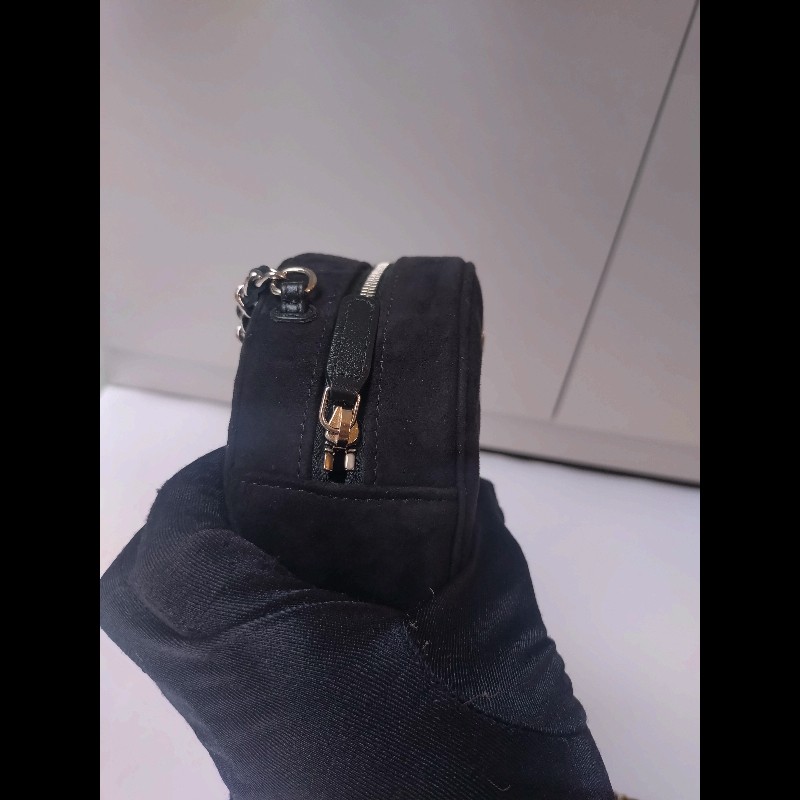 Chanel 銀鍊水鑽星星字母黑色麂皮小圓餅斜背包-15