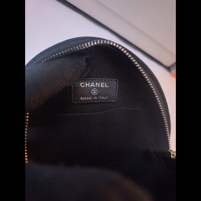 Chanel 銀鍊水鑽星星字母黑色麂皮小圓餅斜背包-18