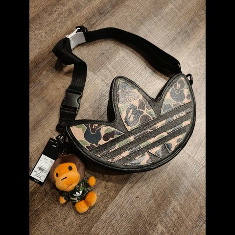 正品，現貨在台日本帶回bape×adidas附一隻猴子吊飾背包