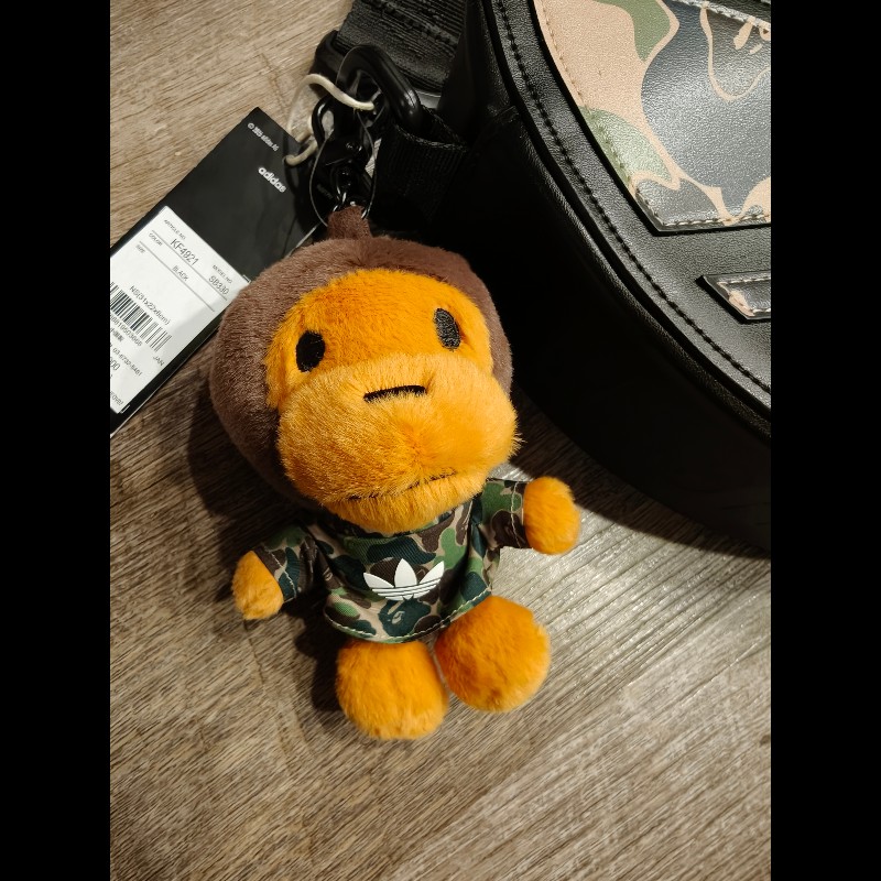 正品，現貨在台日本帶回bape×adidas附一隻猴子吊飾背包-1