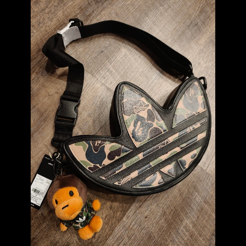 正品，現貨在台日本帶回bape×adidas附一隻猴子吊飾背包-2