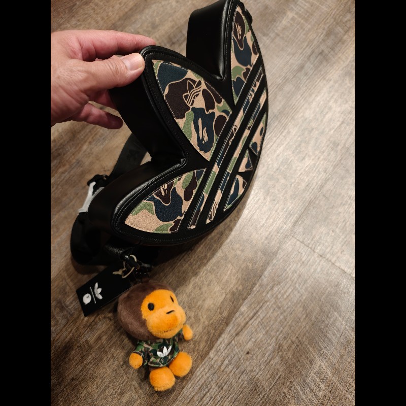 正品，現貨在台日本帶回bape×adidas附一隻猴子吊飾背包-3