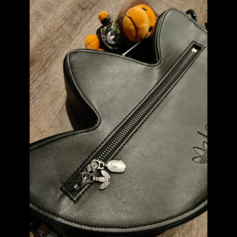 正品，現貨在台日本帶回bape×adidas附一隻猴子吊飾背包-5