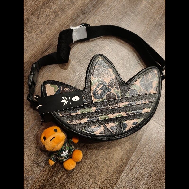 正品，現貨在台日本帶回bape×adidas附一隻猴子吊飾背包-6