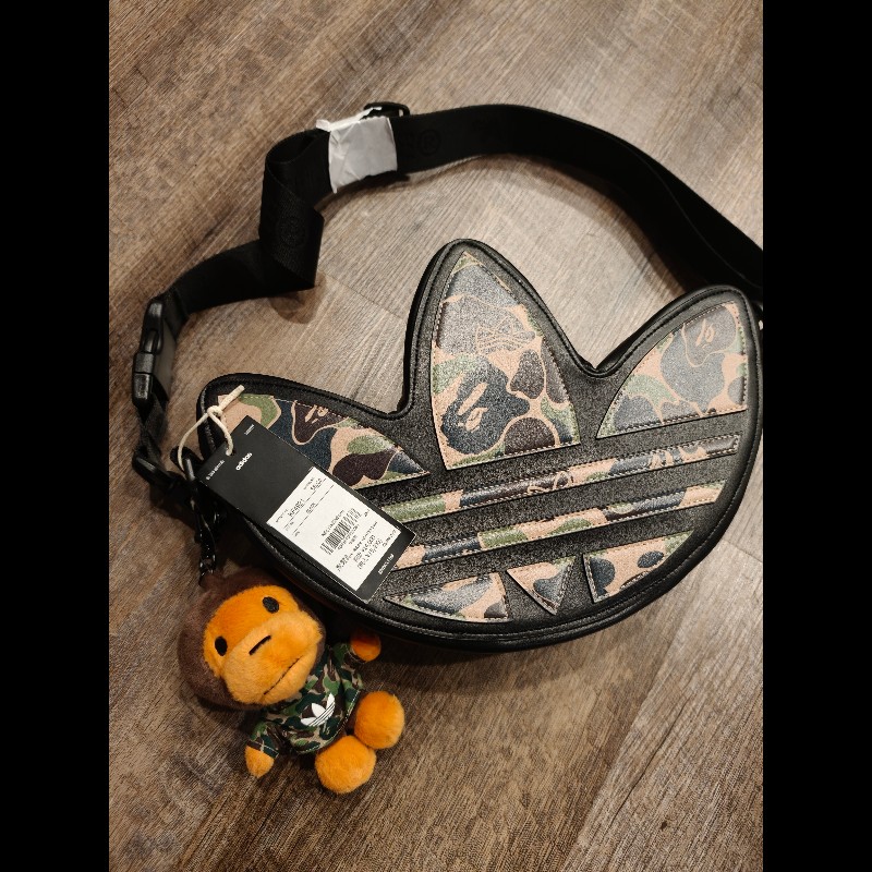 正品，現貨在台日本帶回bape×adidas附一隻猴子吊飾背包-7