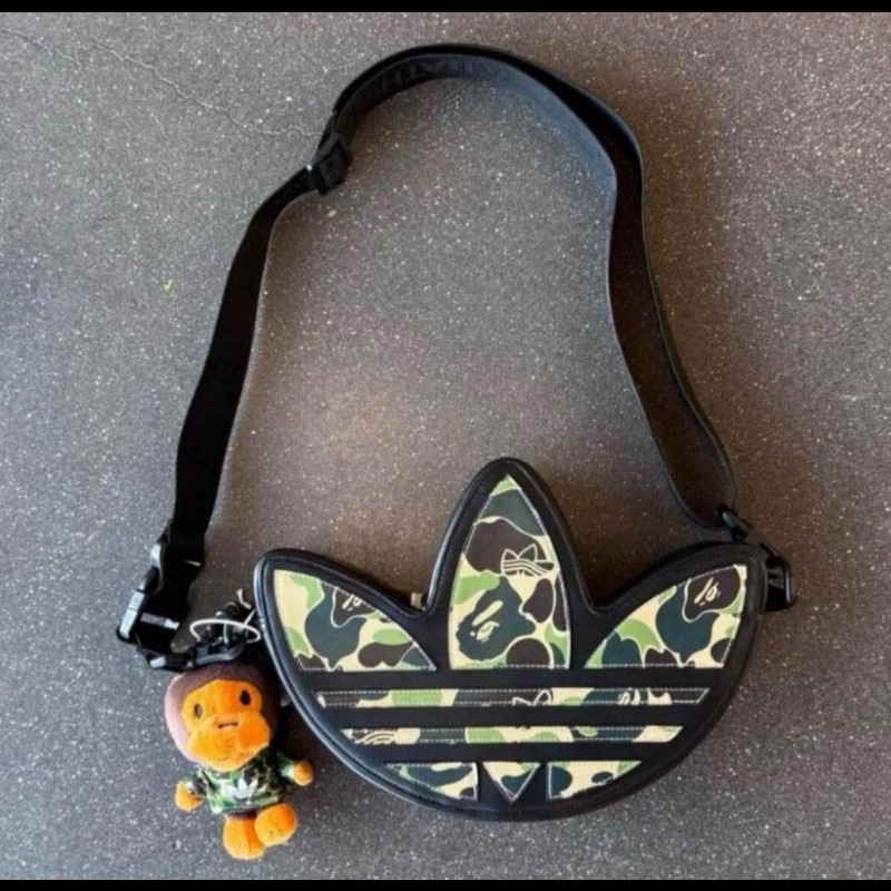 正品，現貨在台日本帶回bape×adidas附一隻猴子吊飾背包-8
