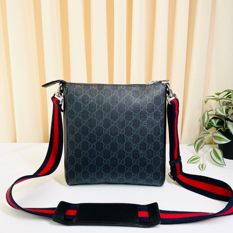 專櫃價3.6折！Gucci古馳  signature系列 男士斜挎包郵差包 黑色GG老花帆布  經典紅藍織帶肩帶 雙拉鏈開合設計 內部空間合理-1