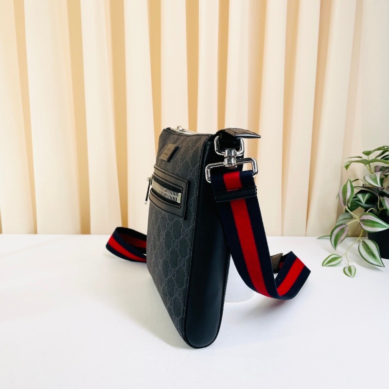 專櫃價3.6折！Gucci古馳  signature系列 男士斜挎包郵差包 黑色GG老花帆布  經典紅藍織帶肩帶 雙拉鏈開合設計 內部空間合理-3