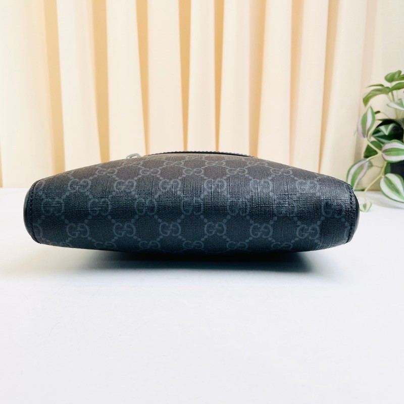 專櫃價3.6折！Gucci古馳  signature系列 男士斜挎包郵差包 黑色GG老花帆布  經典紅藍織帶肩帶 雙拉鏈開合設計 內部空間合理-4