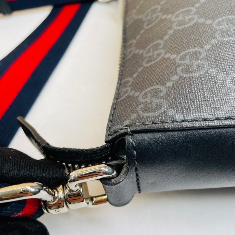 專櫃價3.6折！Gucci古馳  signature系列 男士斜挎包郵差包 黑色GG老花帆布  經典紅藍織帶肩帶 雙拉鏈開合設計 內部空間合理-19