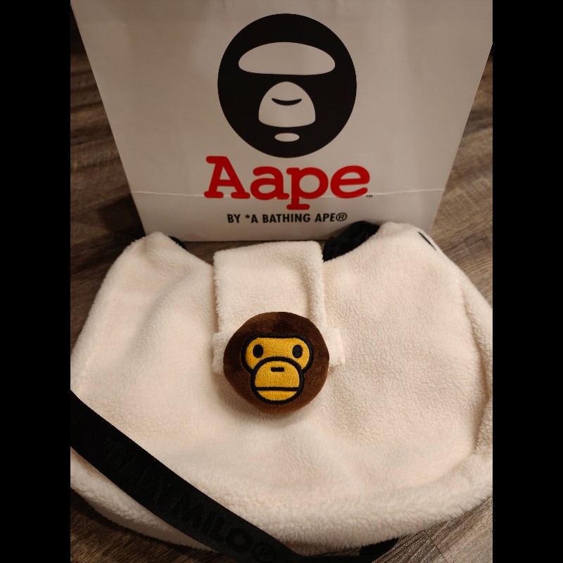正品，現貨在台日本帶回bape×adidas附一隻猴子吊飾背包
原價買3000多
賠錢出清2480元
買到賺到-0
