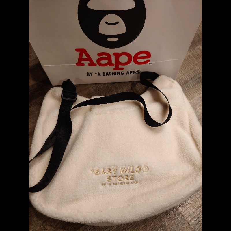 正品，現貨在台日本帶回bape×adidas附一隻猴子吊飾背包
原價買3000多
賠錢出清2480元
買到賺到-2