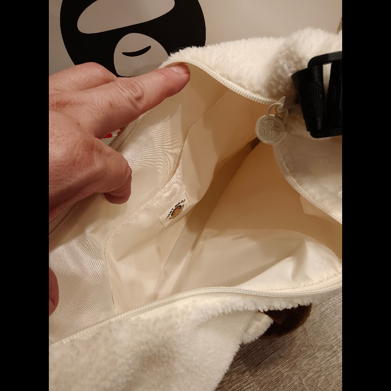 正品，現貨在台日本帶回bape×adidas附一隻猴子吊飾背包
原價買3000多
賠錢出清2480元
買到賺到-3