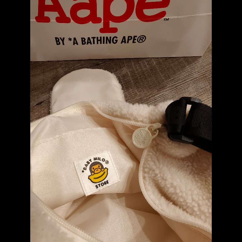 正品，現貨在台日本帶回bape×adidas附一隻猴子吊飾背包
原價買3000多
賠錢出清2480元
買到賺到-4