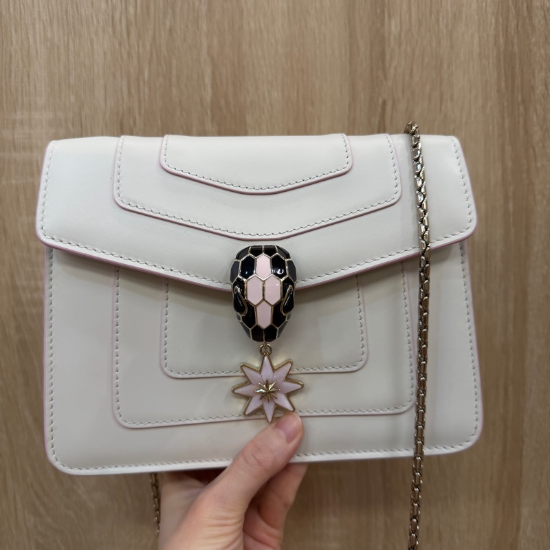 Bvlgari 米白金屬色黑粉琺瑯星星吊飾Serpenti斜背包-0