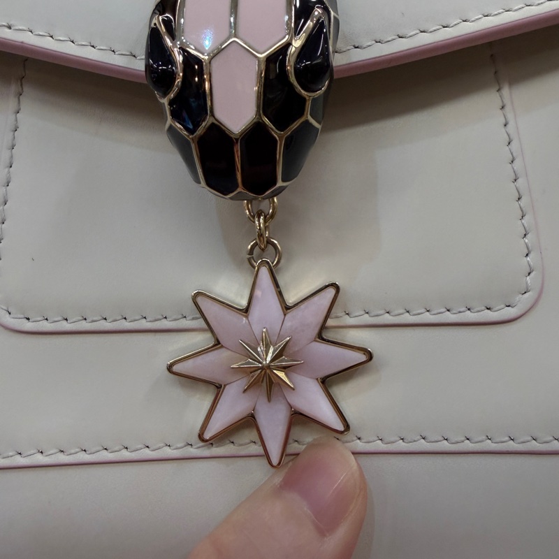 Bvlgari 米白金屬色黑粉琺瑯星星吊飾Serpenti斜背包-1