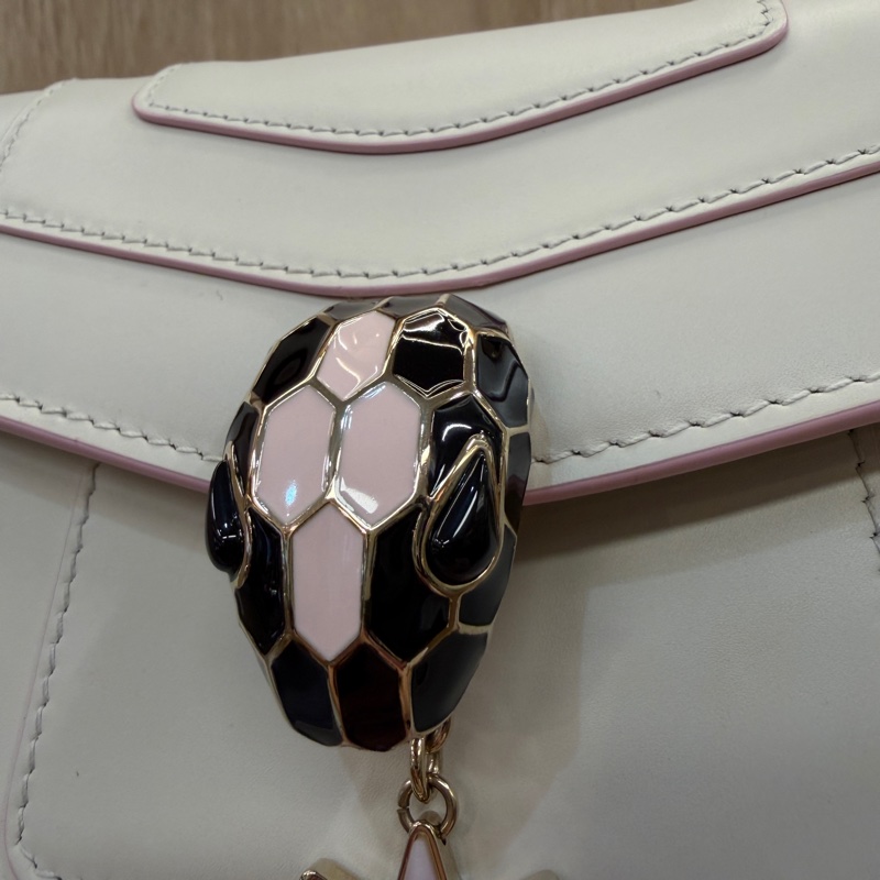 Bvlgari 米白金屬色黑粉琺瑯星星吊飾Serpenti斜背包-2