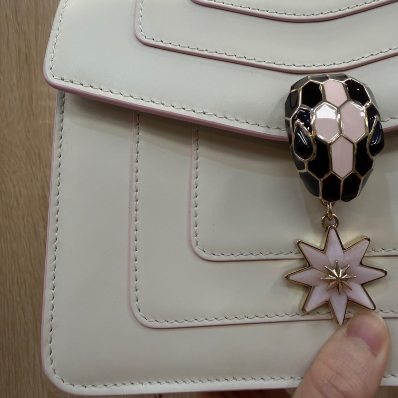 Bvlgari 米白金屬色黑粉琺瑯星星吊飾Serpenti斜背包-3