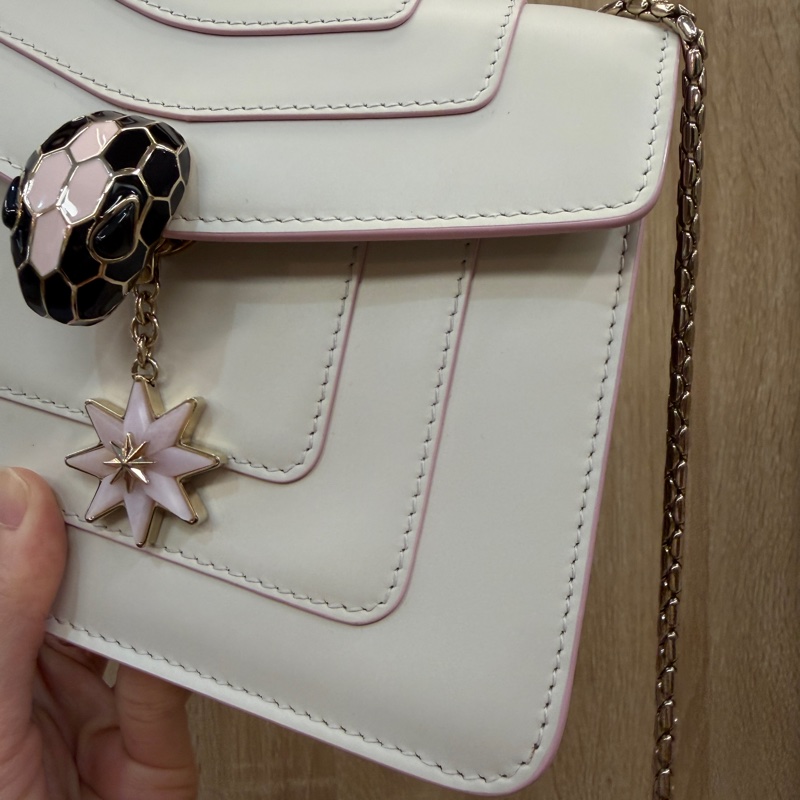 Bvlgari 米白金屬色黑粉琺瑯星星吊飾Serpenti斜背包-4