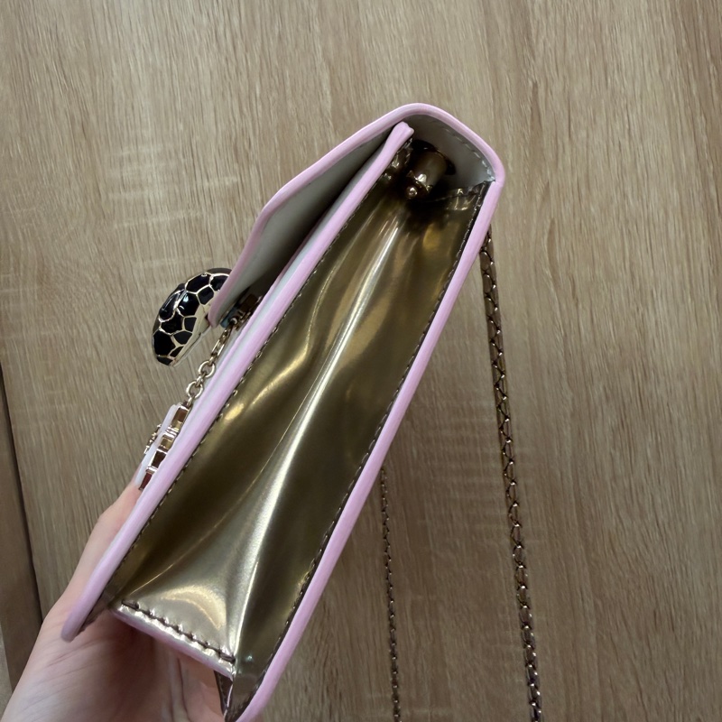 Bvlgari 米白金屬色黑粉琺瑯星星吊飾Serpenti斜背包-6