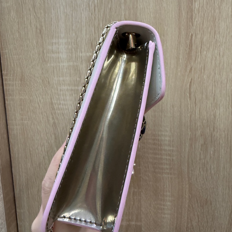 Bvlgari 米白金屬色黑粉琺瑯星星吊飾Serpenti斜背包-8