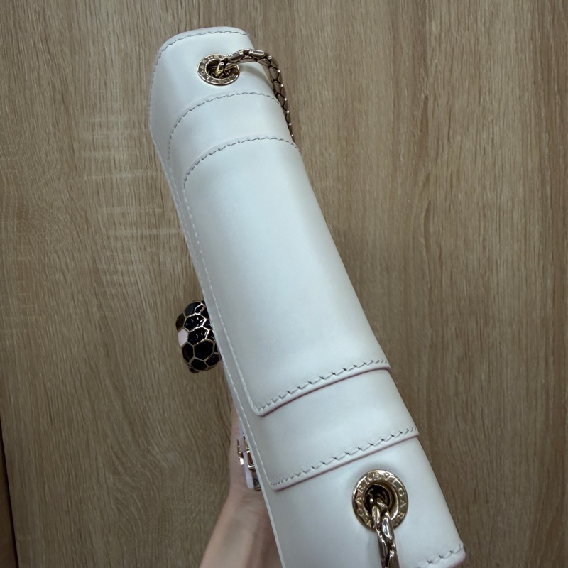 Bvlgari 米白金屬色黑粉琺瑯星星吊飾Serpenti斜背包-10