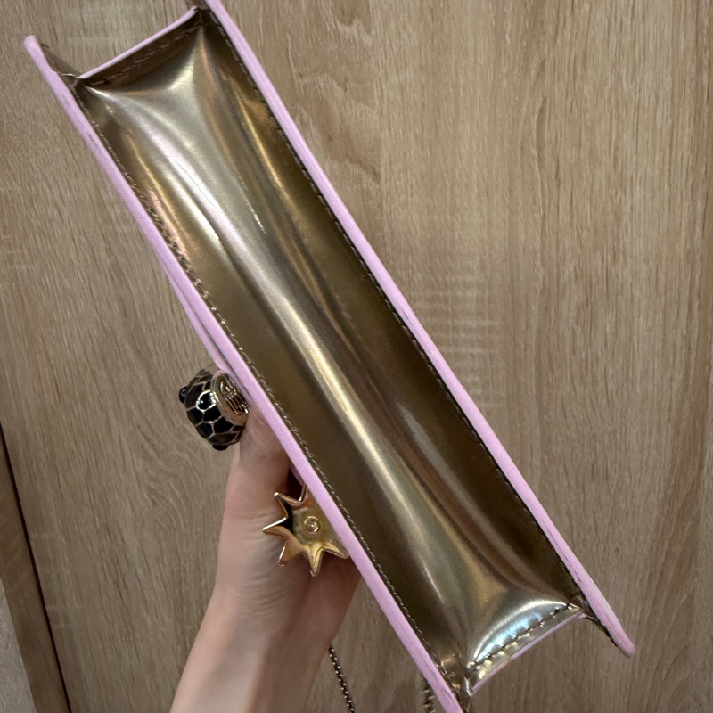 Bvlgari 米白金屬色黑粉琺瑯星星吊飾Serpenti斜背包-12