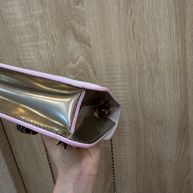 Bvlgari 米白金屬色黑粉琺瑯星星吊飾Serpenti斜背包-14